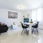 Petra Modern With Free Parking And Bbq