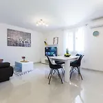 Petra Modern With Free Parking And Bbq * Задар