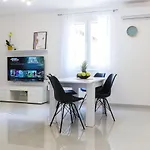 Апартаменти Petra Modern With Free Parking And Bbq *