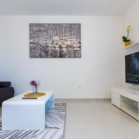 Апартаменти Petra Modern With Free Parking And Bbq