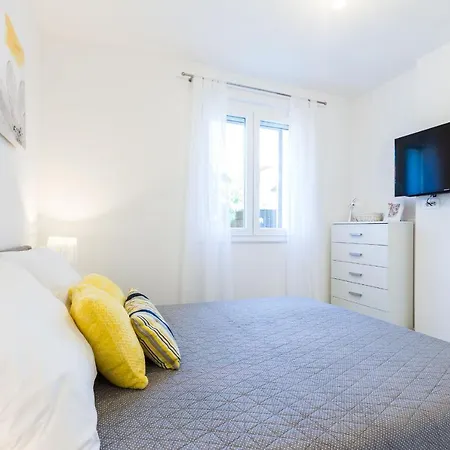 Апартаменти Petra Modern With Free Parking And Bbq Задар